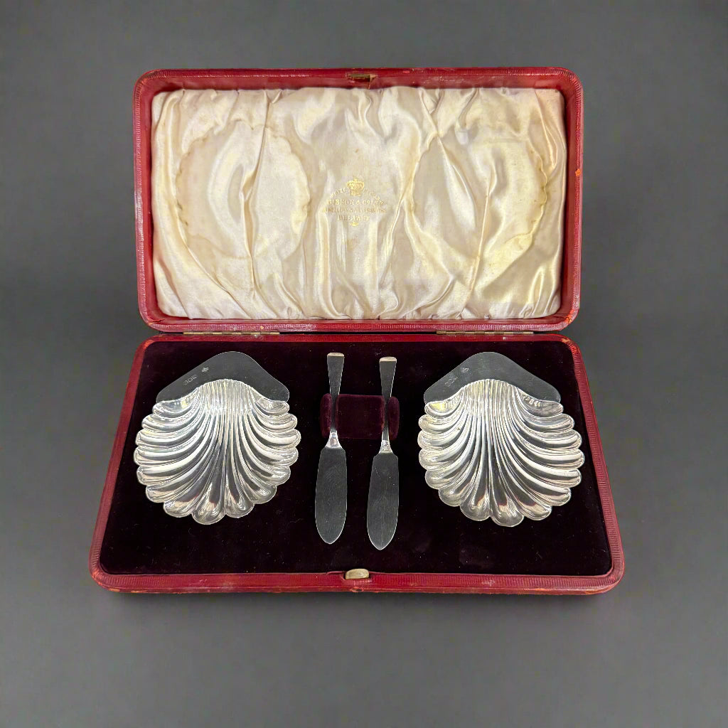 Boxed set of silver butter shells and a pair of matching butter knives made in London 1900 by Horace Woodward & Co