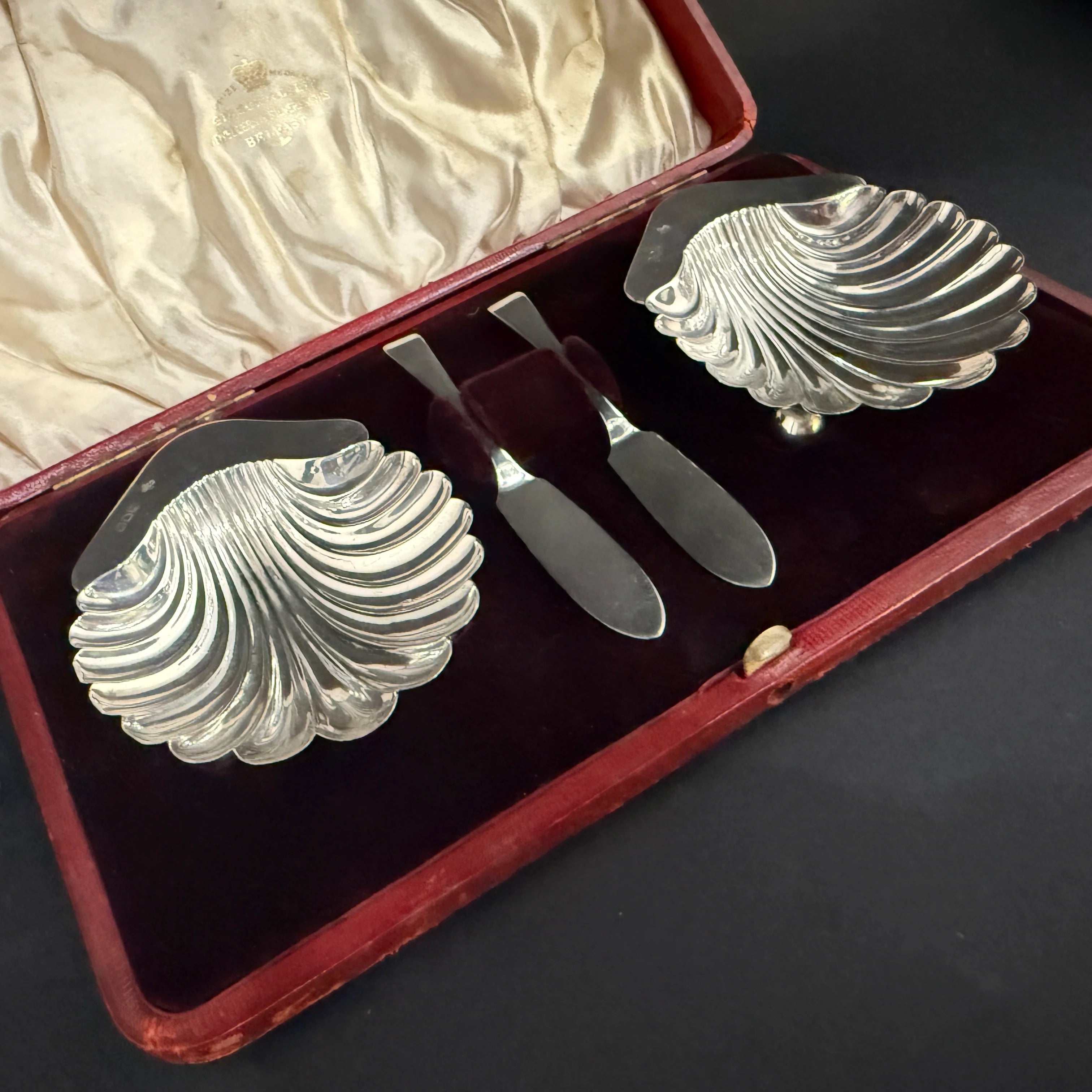 Boxed set of silver butter shells and a pair of matching butter knives made in London 1900 by Horace Woodward & Co