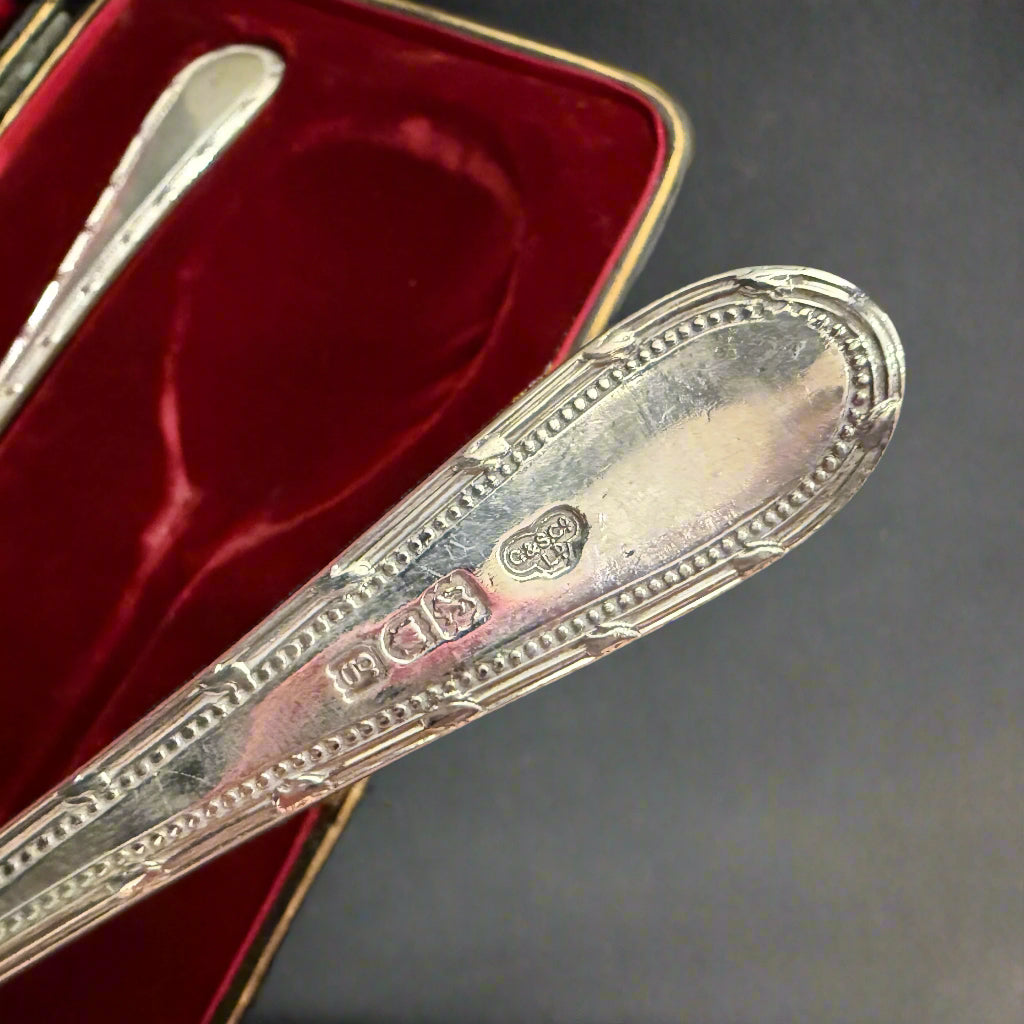 Boxed pair of silver salad servers made in London 1902 by Goldsmiths & Silversmiths Company