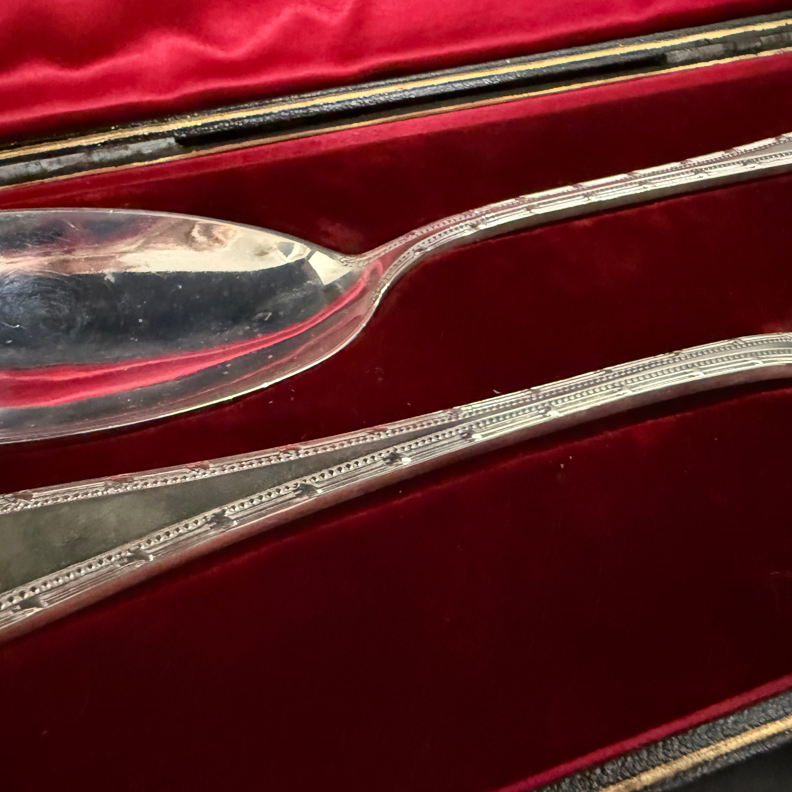 Boxed pair of silver salad servers made in London 1902 by Goldsmiths & Silversmiths Company