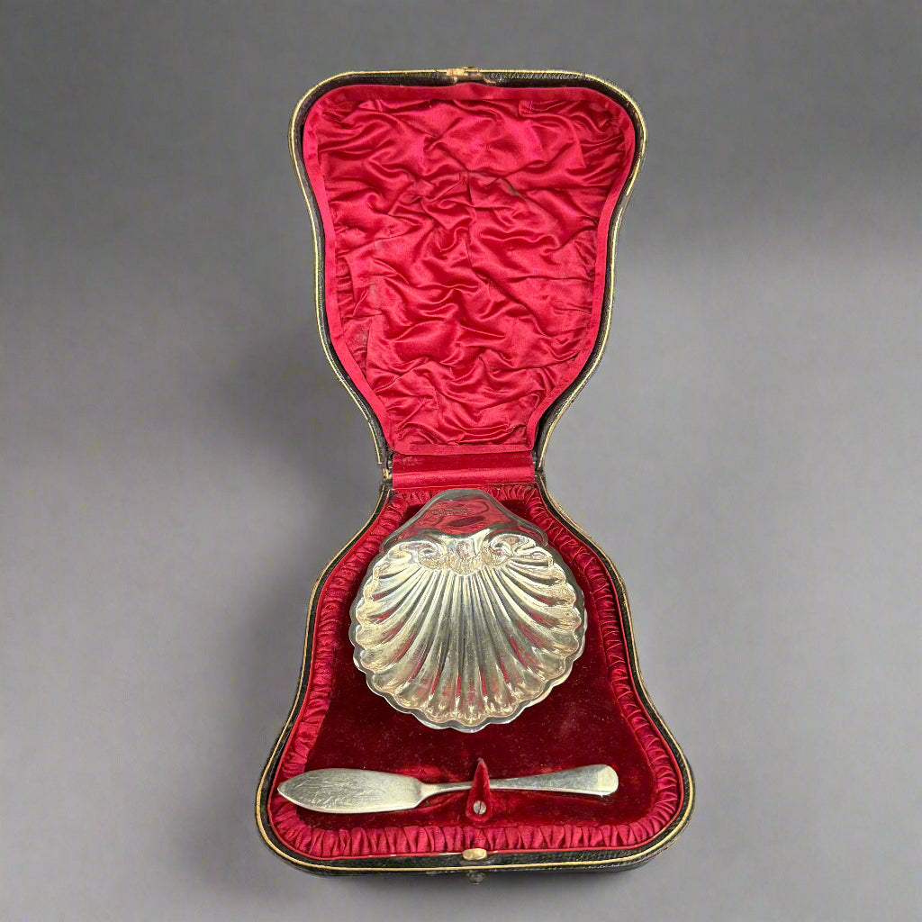 Boxed silver shell butter dish and silver butter knife made in Sheffield 1903