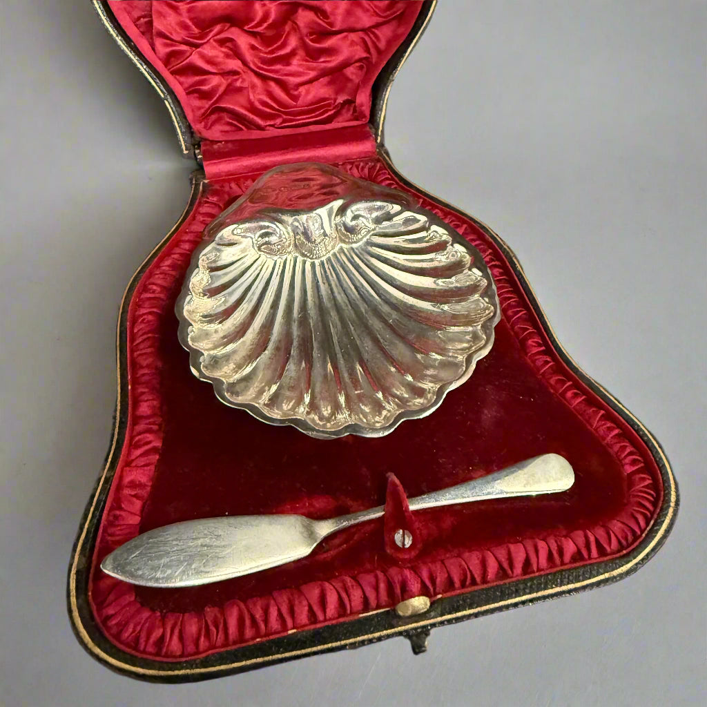 Boxed silver shell butter dish and silver butter knife made in Sheffield 1903