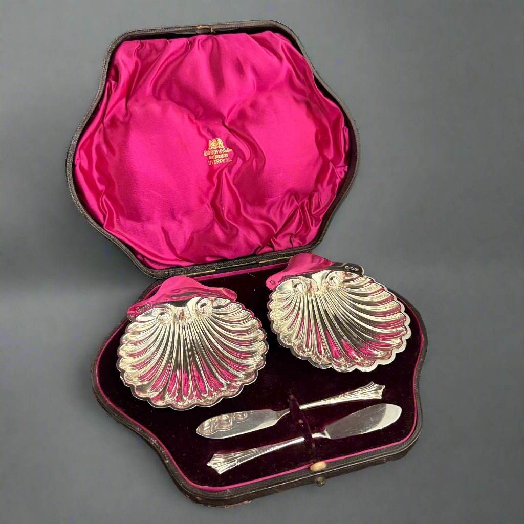 Boxed pair of silver butter shell dishes made in London 1901 by Josiah Williams and David Fullerton 