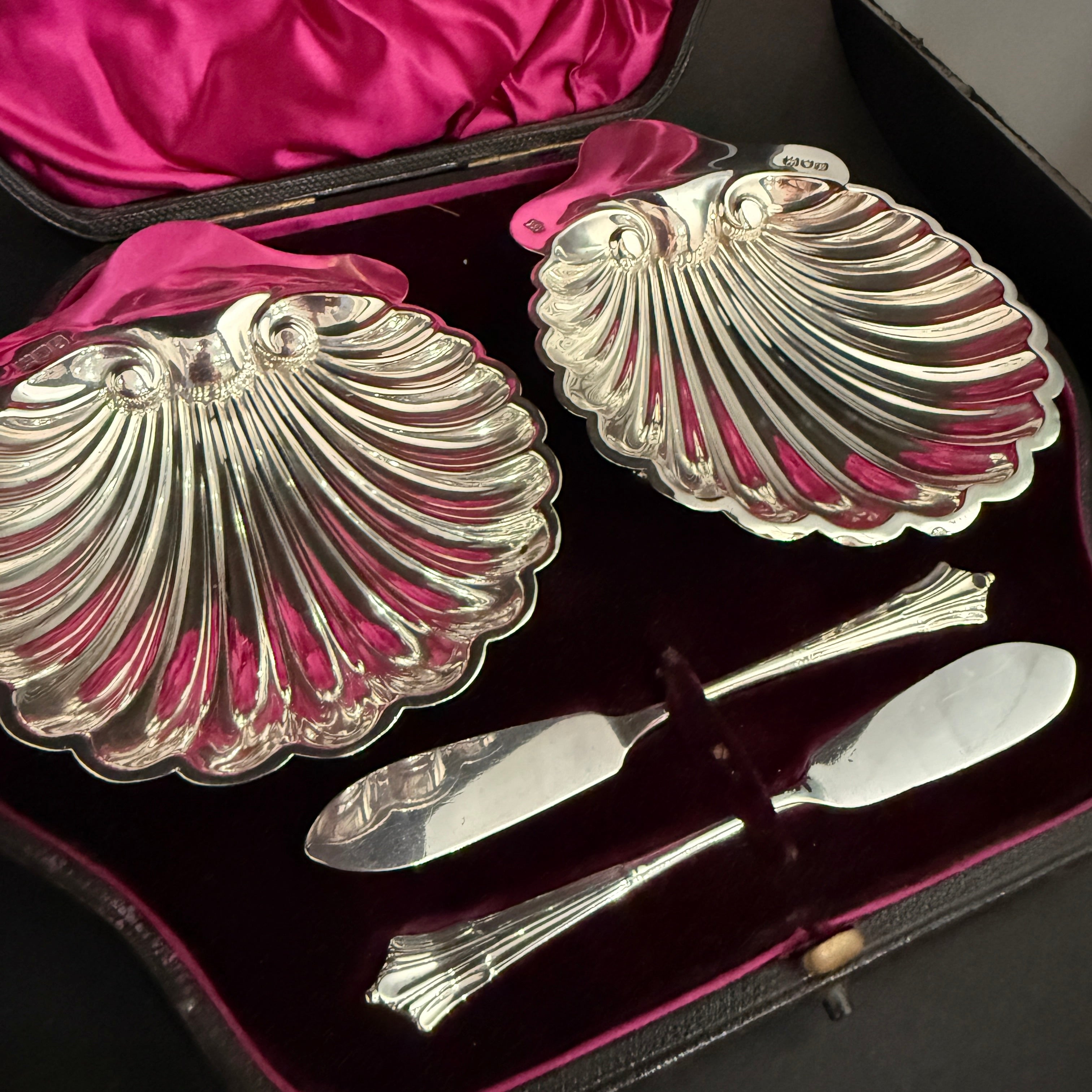 Boxed pair of silver butter shell dishes made in London 1901 by Josiah Williams and David Fullerton 
