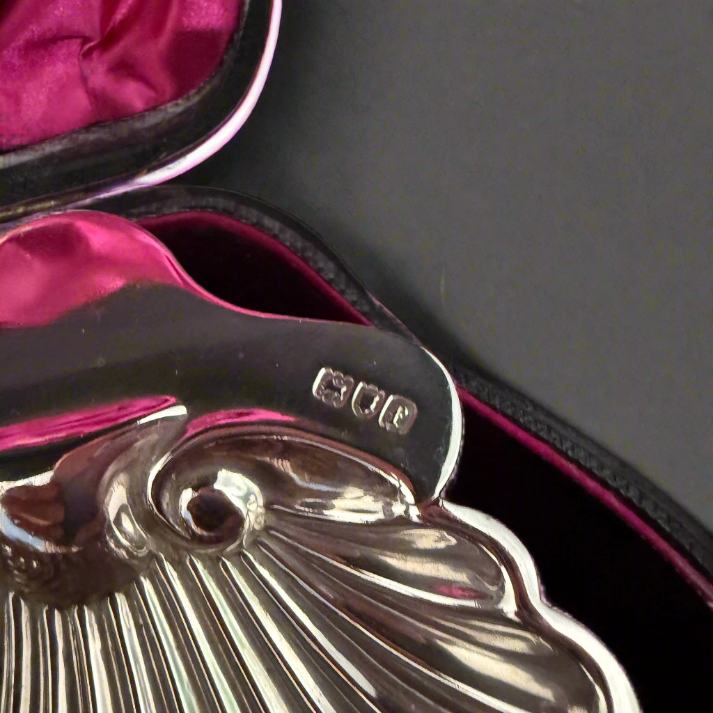 Boxed pair of silver butter shell dishes made in London 1901 by Josiah Williams and David Fullerton 