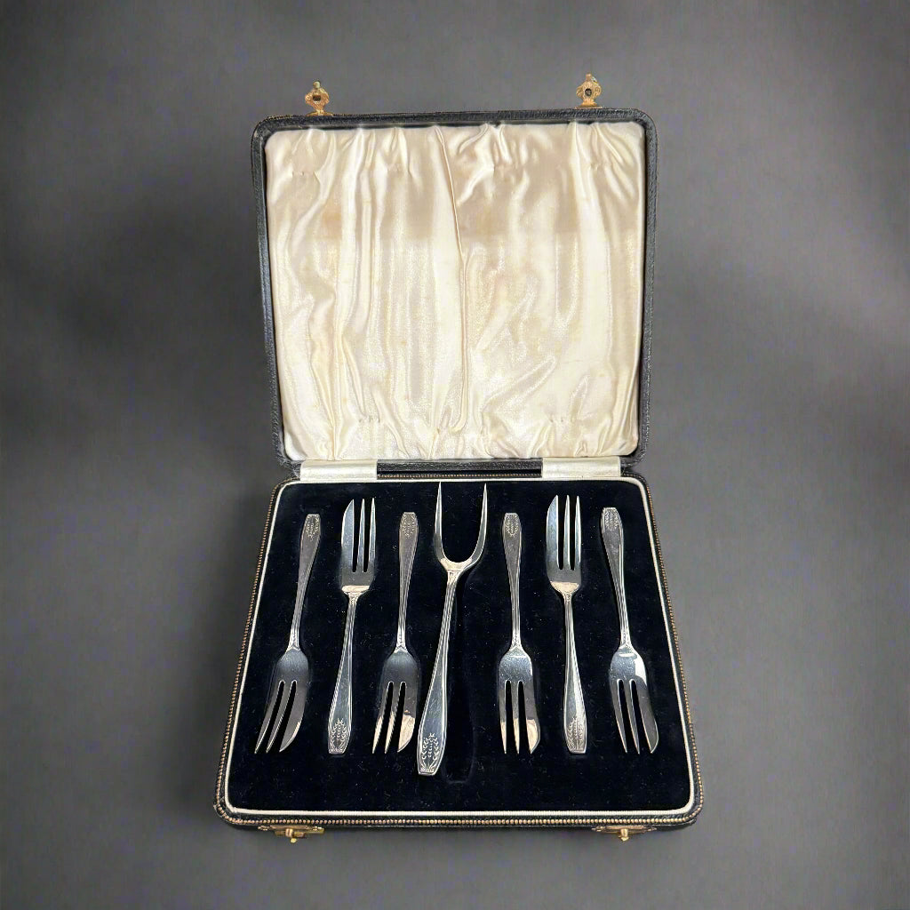 Boxed set of 6 silver cake forks and serving fork made in Birmingham 1934 by Arthur Price & Co