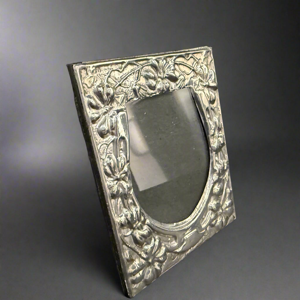3x2.5" Modern silver frame shaped like a horseshoe