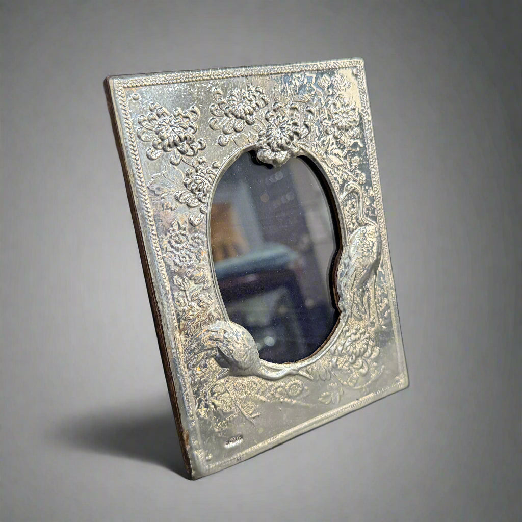 4x2.5" Modern silver frame with embossed crane design
