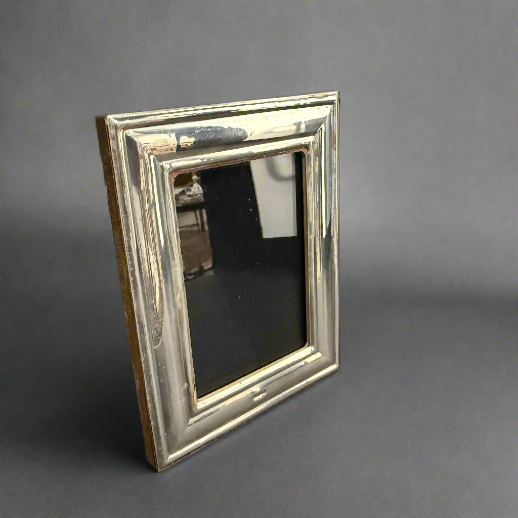 3.5 x 3" Modern silver frame with reeded edge 