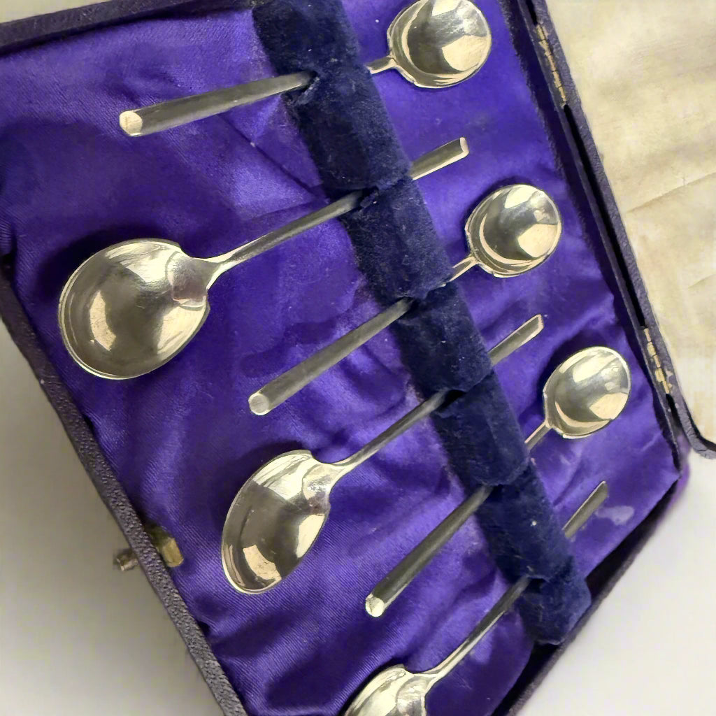 Boxed set of 6 Art Deco silver coffee teaspoons made in Sheffield 1926 by James Dixon