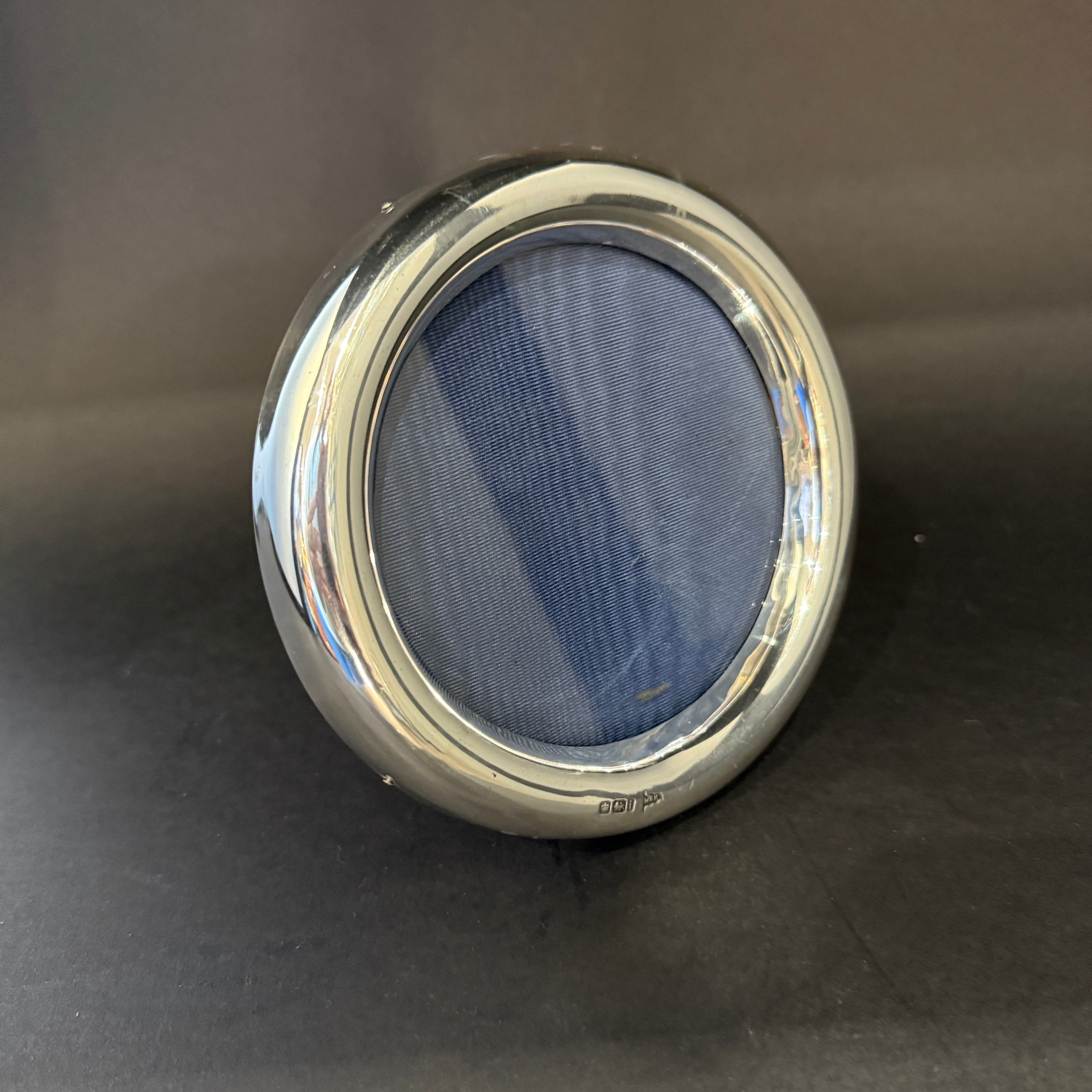 4" diameter unusual and special heavy round silver frame made in Sheffield 1901 by Walker and Hall 