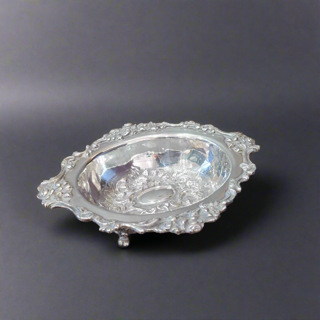 Silver bon bon dish with four feet made in London 1903 by Goldsmiths & Silversmiths