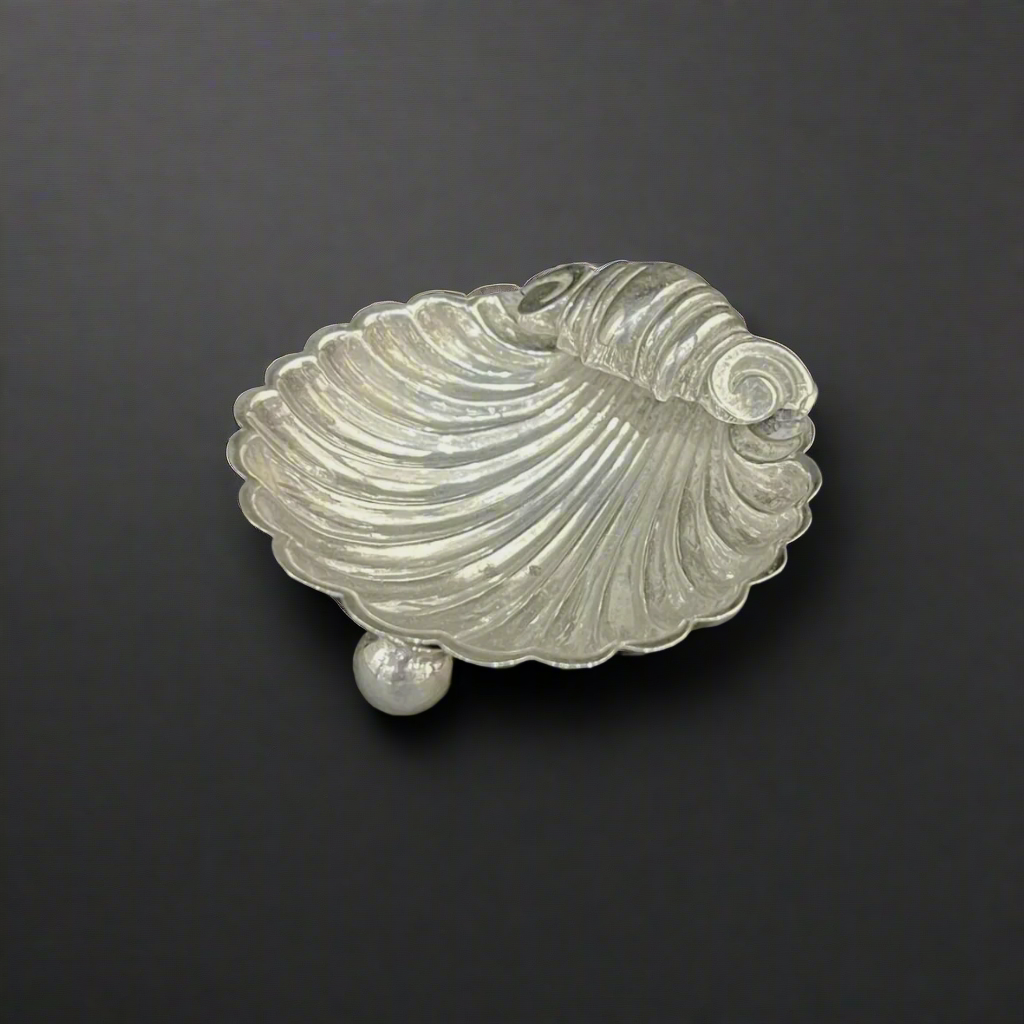 Single shell butter dish on three ball feet made in Birmingham 1894 by WH Lyde