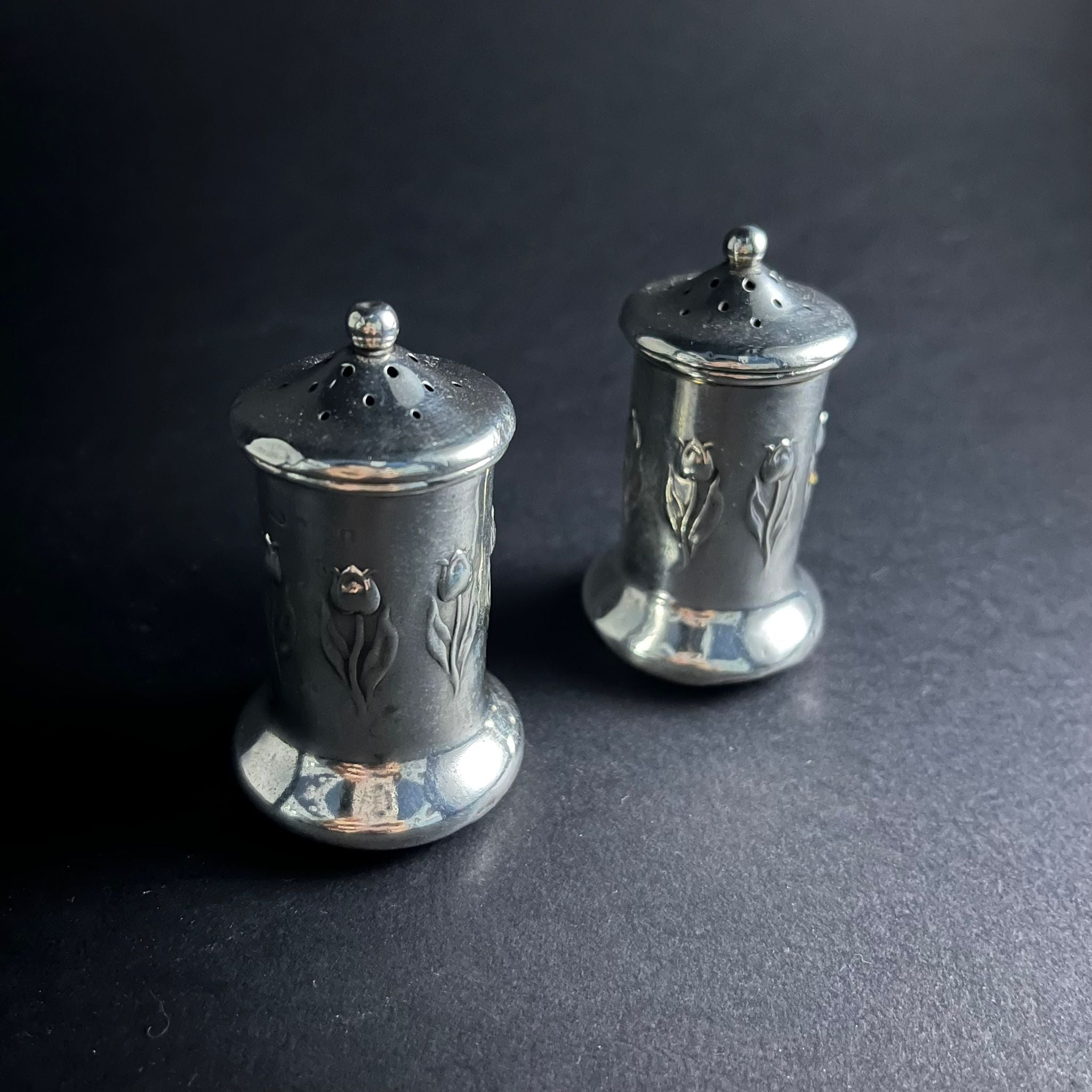 Pair of silver Art Nouveau pepper and salt with floral design made in Birmingham in 1909 by William Adams