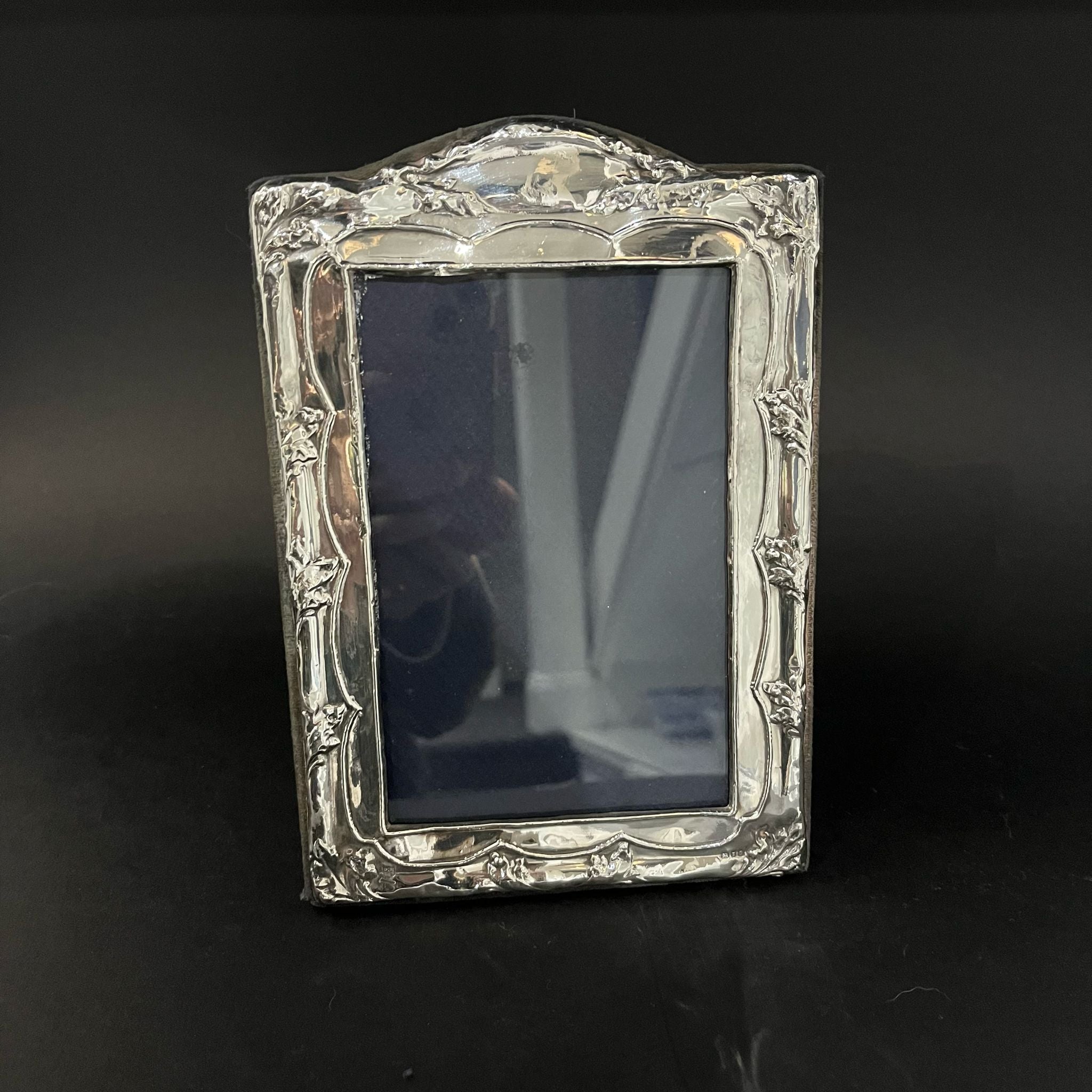 5x3.5" Vintage Art Nouveau silver photo frame with velvet backing made in London in 1988