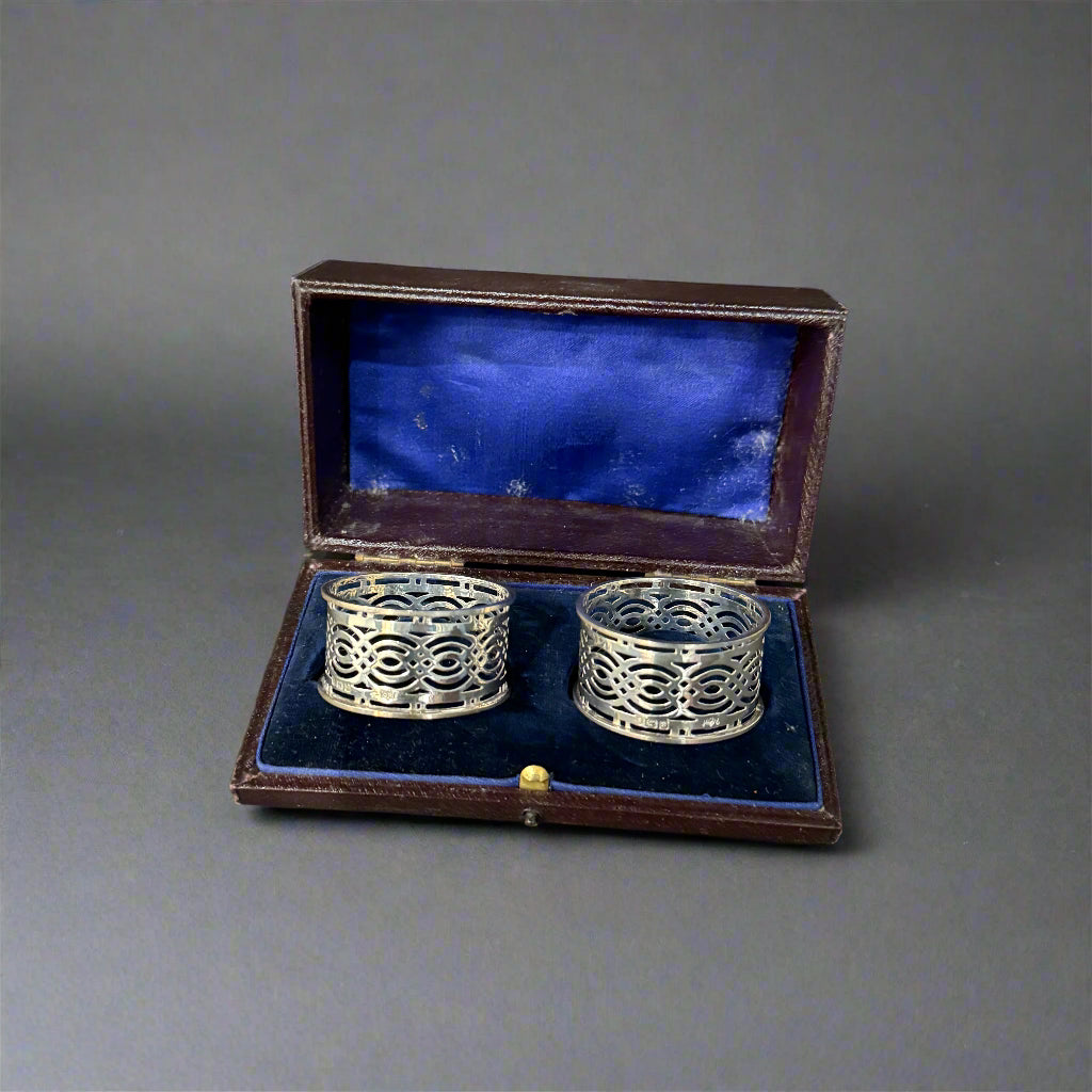Boxed set of two silver napkin rings made in Birmingham 1905 by Robert Pringle