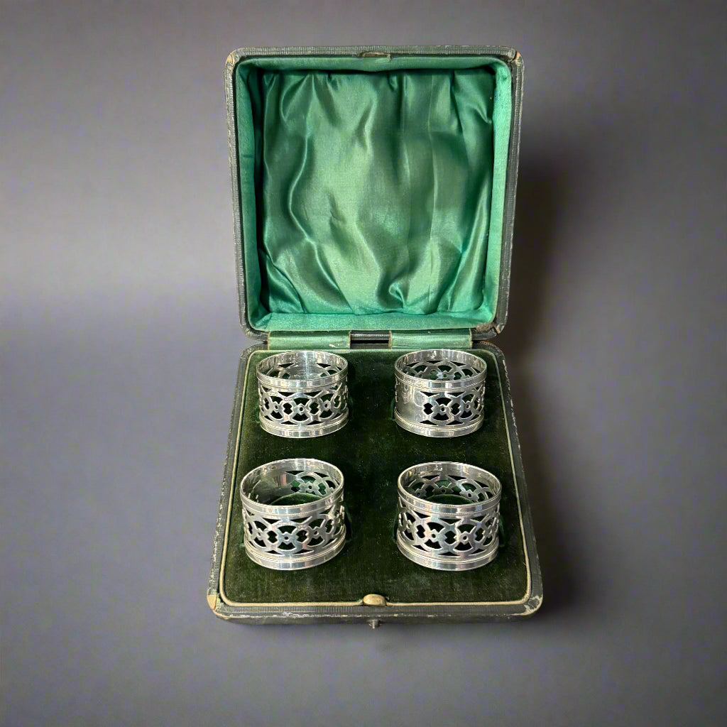 Boxed set of 4 silver napkin rings made in Birmingham 1925 by F&S