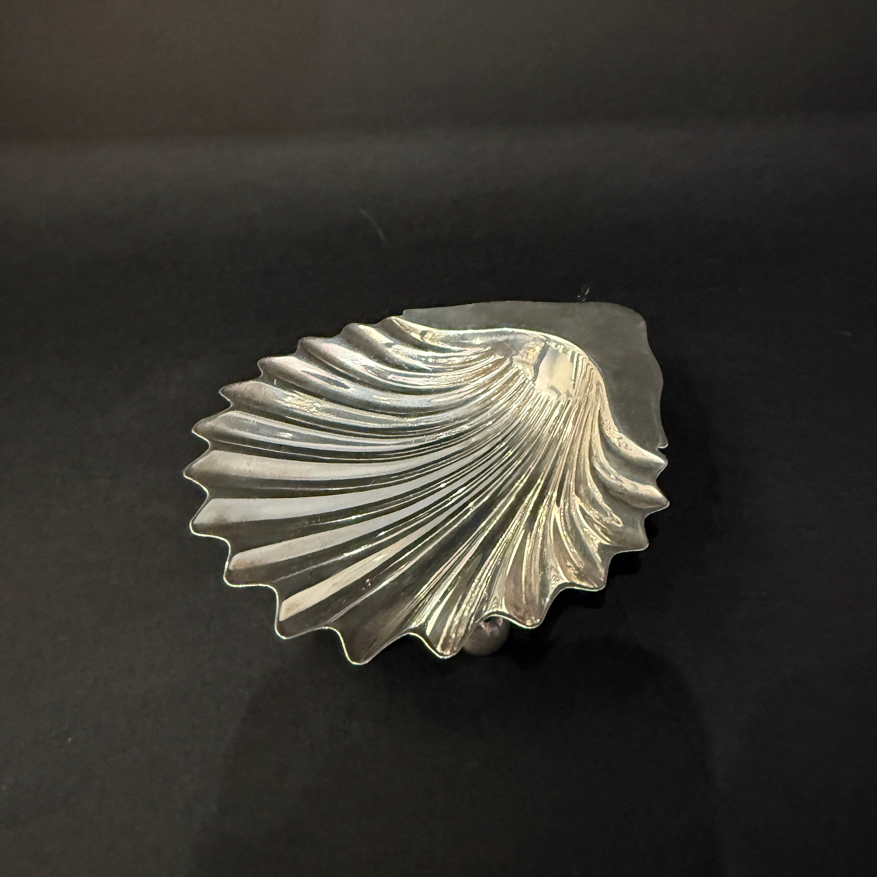Silver butter shell made in Sheffield 1918 by Goldsmiths & Silversmiths Co